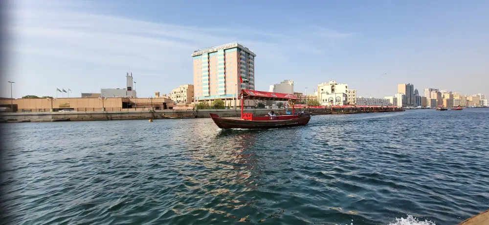 Abra-Fahrt auf dem Dubai Creek in Alt Dubai
