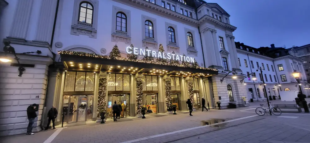 Beleuchteter Stockholmer Hauptbahnhof am Abend