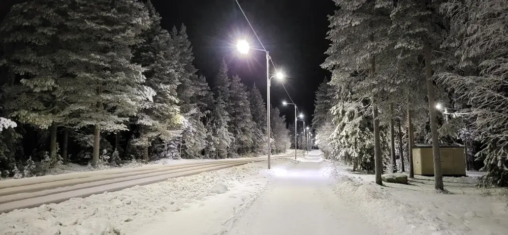 Verschneite Umgebung rund um das SantaSport Resort in Rovaniemi