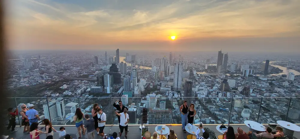 Sonnenuntergang über Bangkok vom MahaNakhon SkyWalk