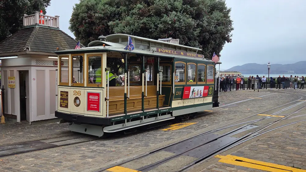 Cable Car auf der weltberühmten Lombard Street