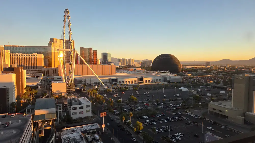 Blick aus dem Hotelzimmer auf High Roller und Sphere bei Nacht