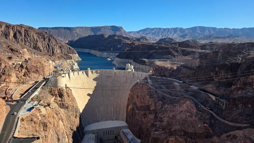 Der Hoover Dam von der Mike-O'Callaghan-Pat-Tillman-Brücke aus