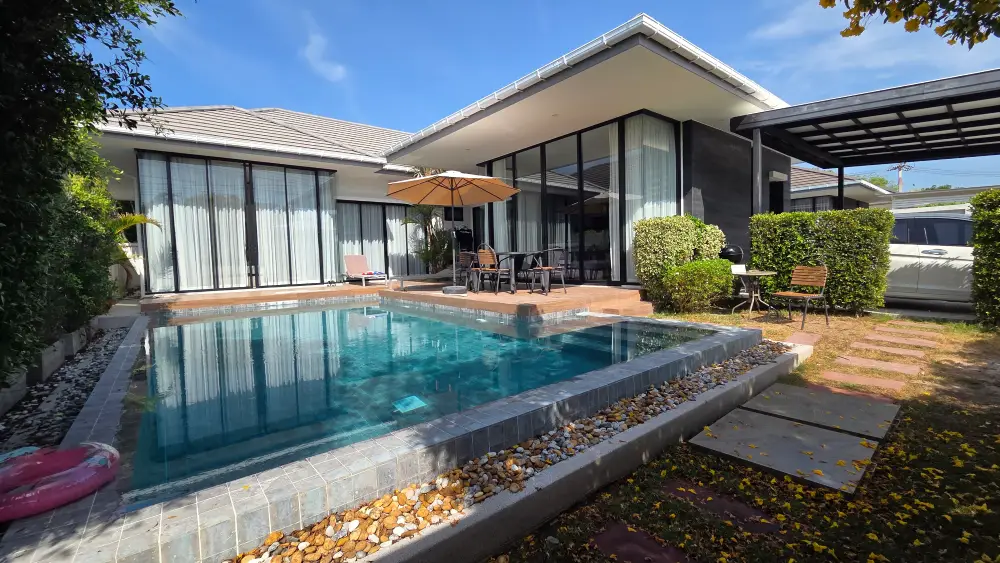 Pool bei We by SIRIN und lokaler Markt in Hua Hin