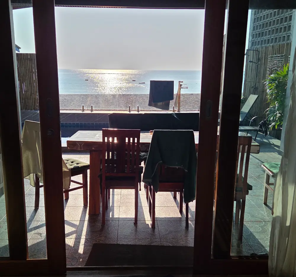 Pool und Sonnenaufgang an der Comehome Beach Villa