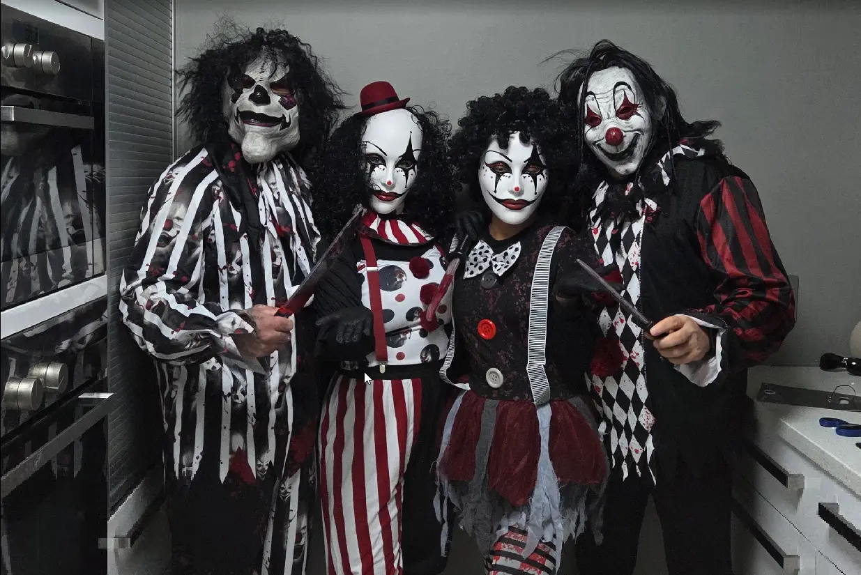 Als Horror-Clowns verkleidet zu Halloween