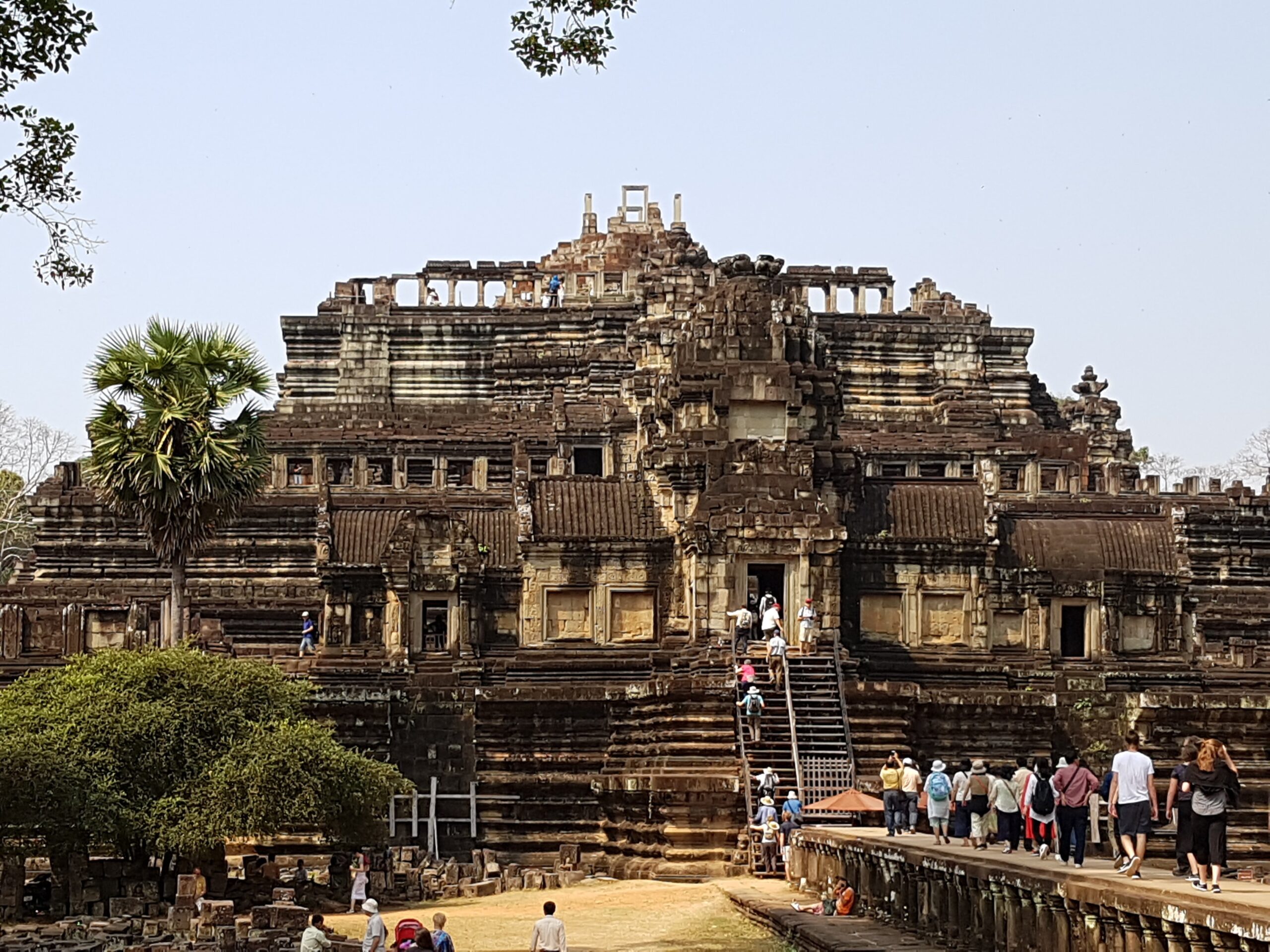 Baphuon in Angkor Thom mit der erhöhten Steinbrücke