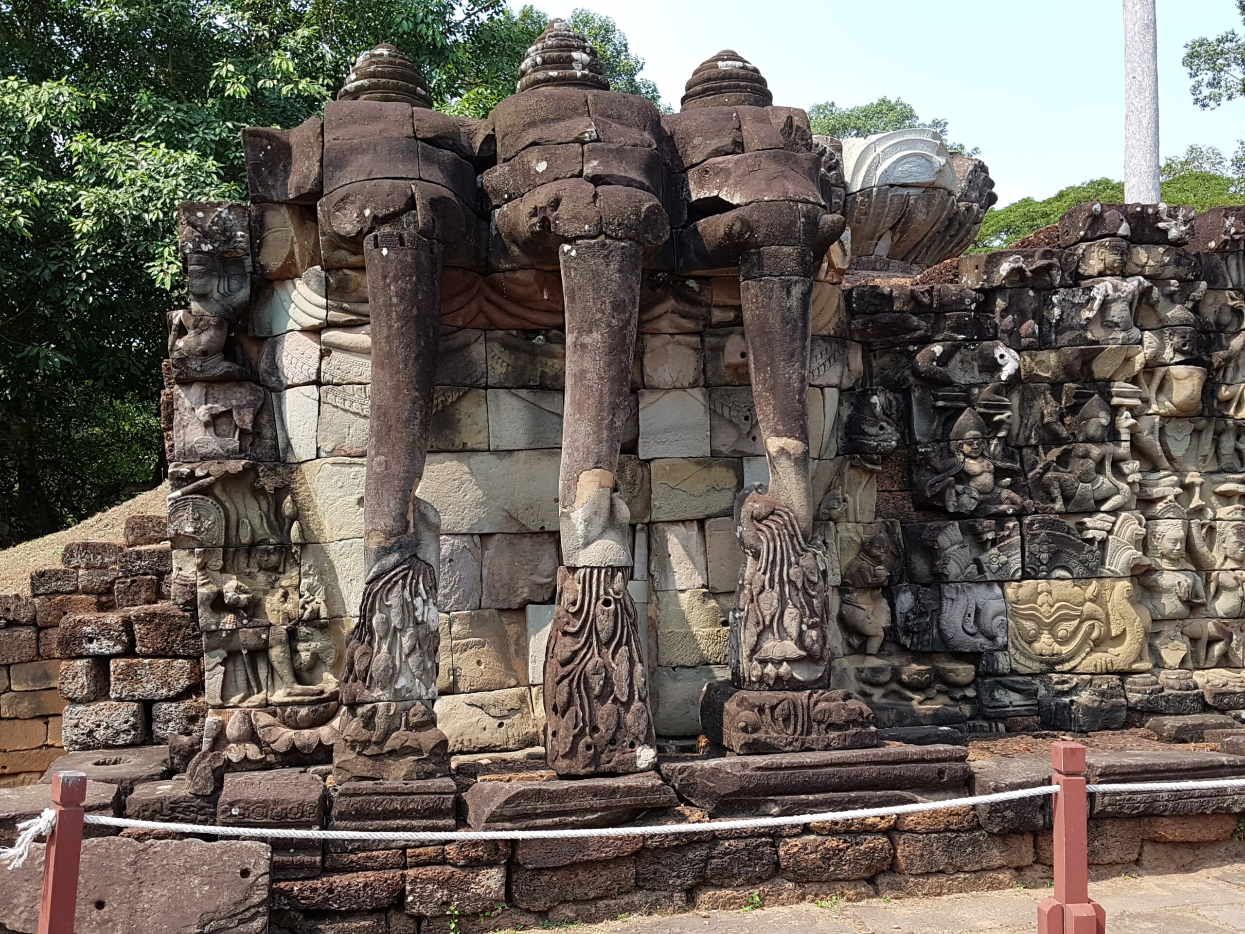 Dreiköpfiger Elefant an der Elefantenterrasse in Angkor Thom