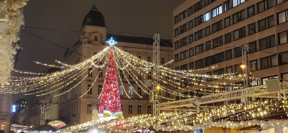 Weihnachtsmarkt am Vörösmarty-Platz in Budapest bei Nacht