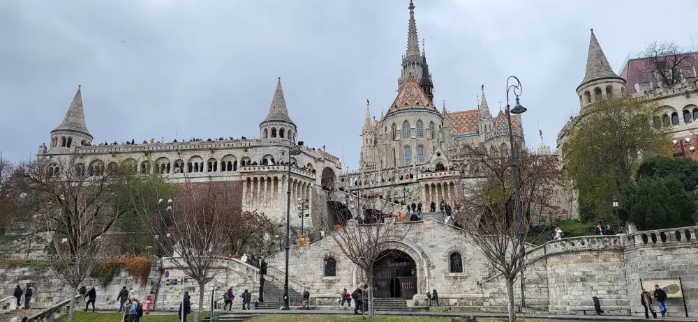 Blick von der Fischerbastei auf die Donau und Budapest