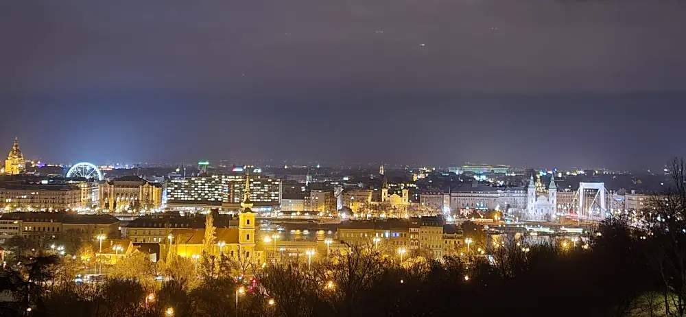 Blick auf die Buda-Seite von Budapest bei Nacht vom Aussichtspunkt Keresztutak