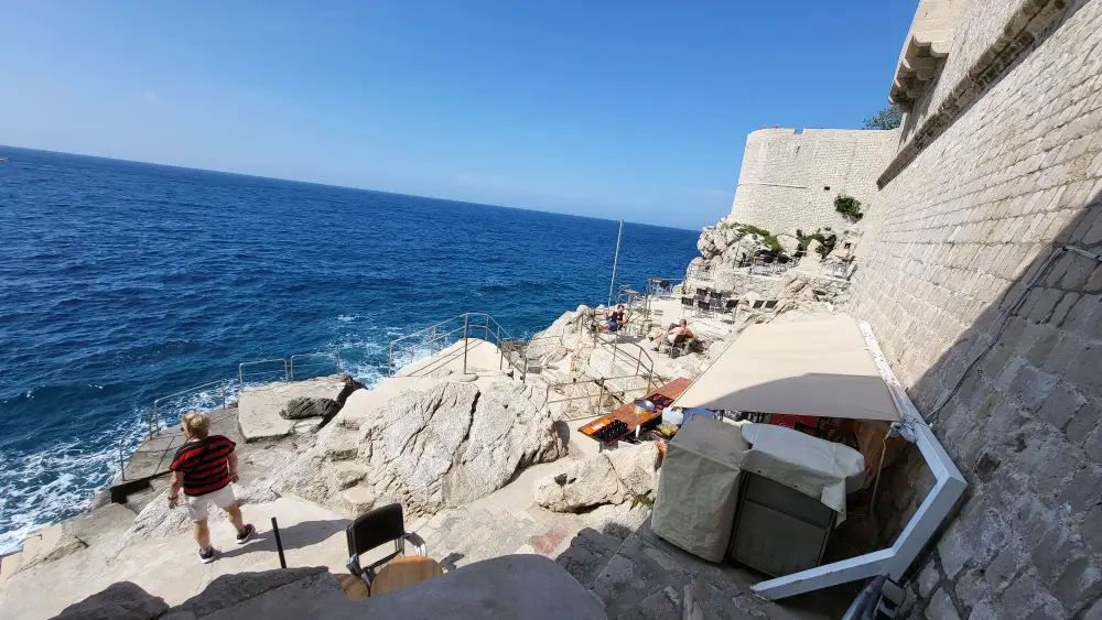 Durchgang zur Buža Bar in der Stadtmauer von Dubrovnik mit Meerblick