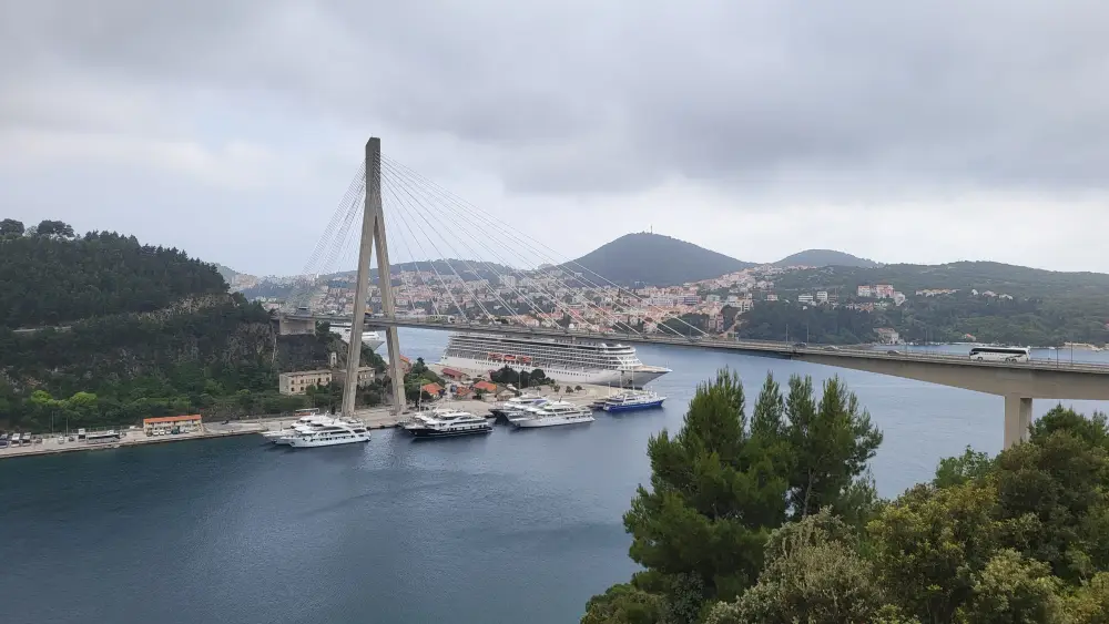 Franjo-Tuđman-Brücke bei Dubrovnik im Abendlicht