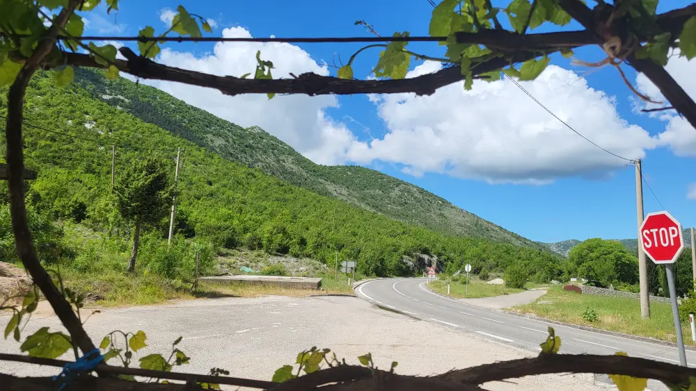 Serpentinenstraße durch die Berge in Bosnien-Herzegowina