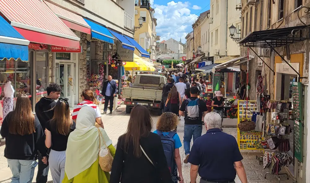 Fußgängerzone in der Altstadt von Mostar mit Geschäften