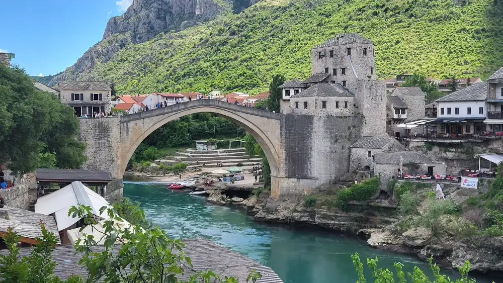 Die Alte Brücke Stari Most über die Neretva in Mostar