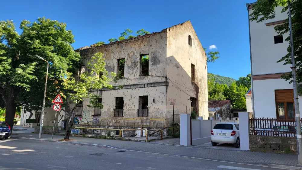 Vom Krieg gezeichnete Hausfassade in Mostar