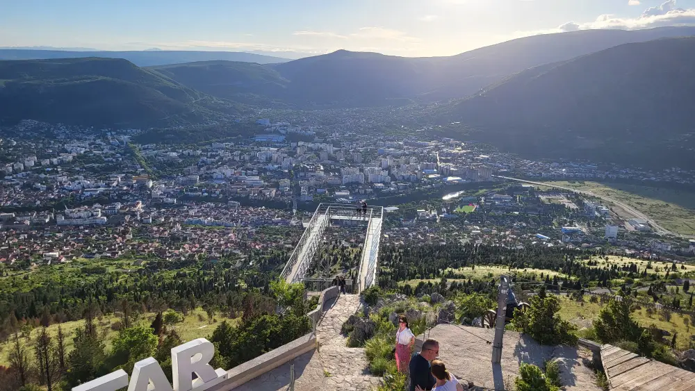 Glasboden des Fortica Hill Skywalk über Mostar