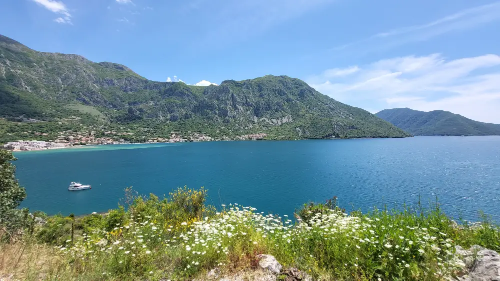 Die Bucht von Kotor mit Bergen und Wasser