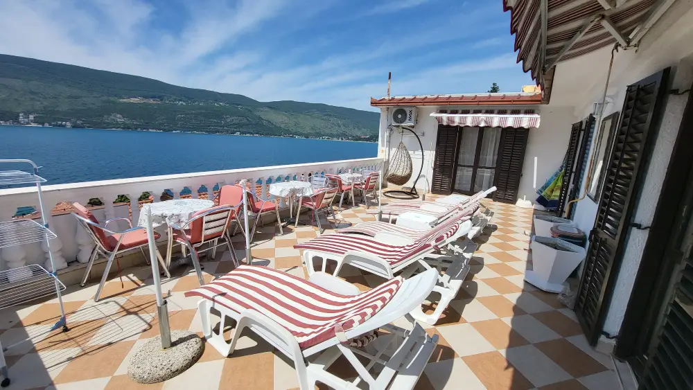 Terrasse der Unterkunft Radic Rooms in Herceg Novi