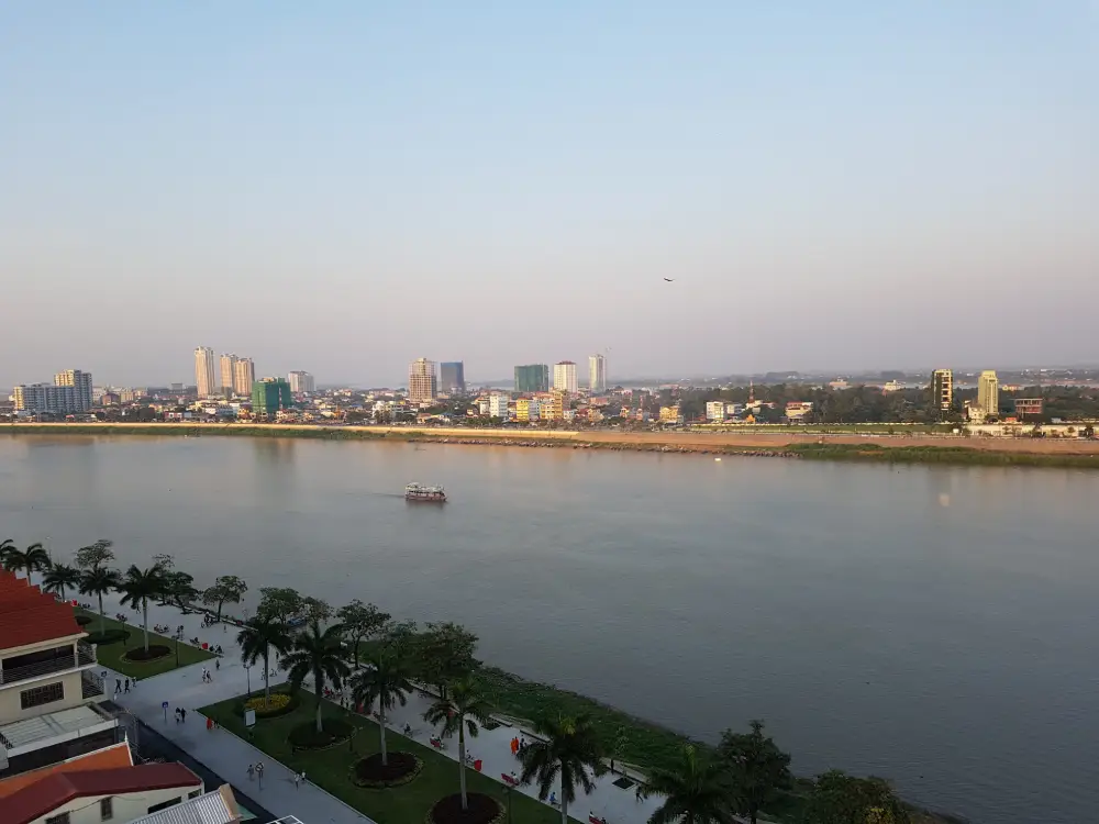 Blick von der Sky Bar des Positano Boutique Hotels auf den Tonlé Sap in Phnom Penh