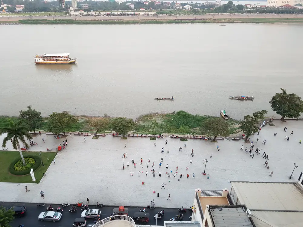 Abendstimmung im Park in Phnom Penh, wo sich die Leute zum gemeinsamen Tanzen treffen