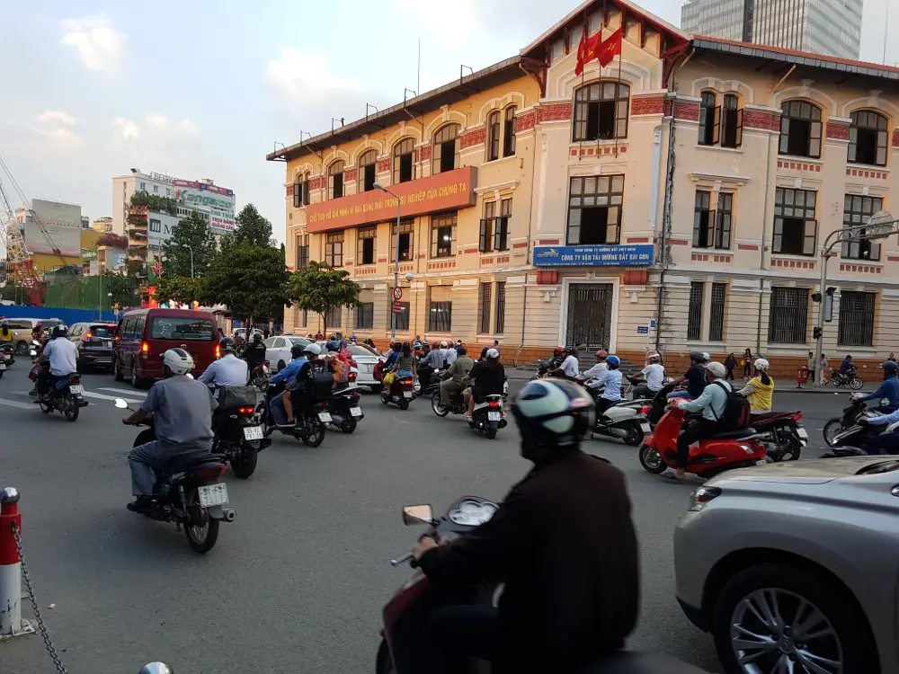 Rollerverkehr auf einer Straße in Ho-Chi-Minh-Stadt