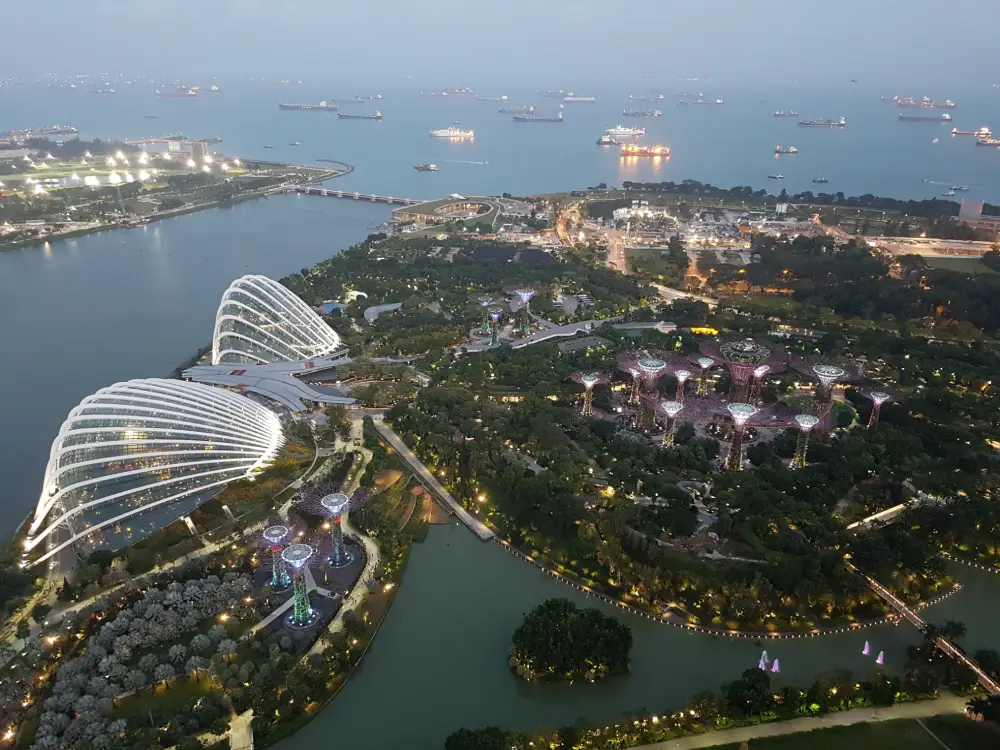 Blick von der Aussichtsplattform des Marina Bay Sands über Singapur