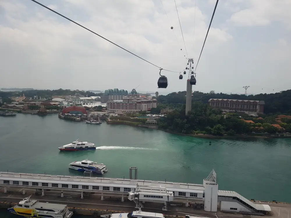Blick aus der Seilbahn auf dem Weg nach Sentosa